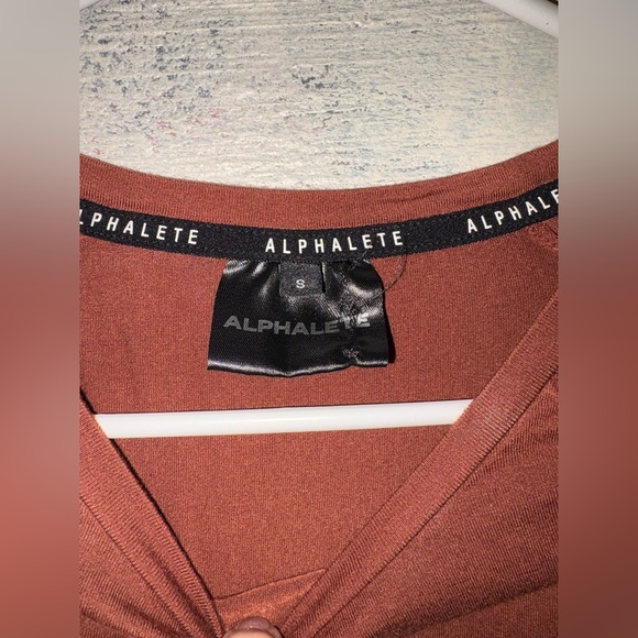 Alphalete long-sleeve tie-front crop top in burnt orange Small - Picture 3 of 3